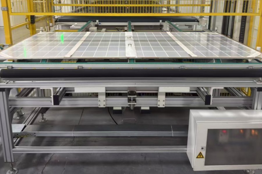 Solar modules on a real lamination line at an audited EverRay partner factory