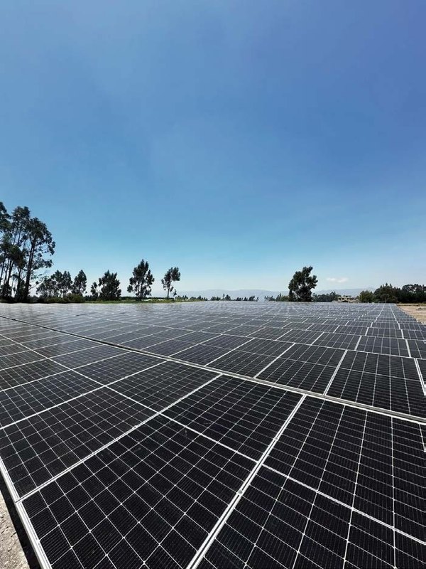 800 kW ground-mounted solar array in Ecuador - EverRay Solar project